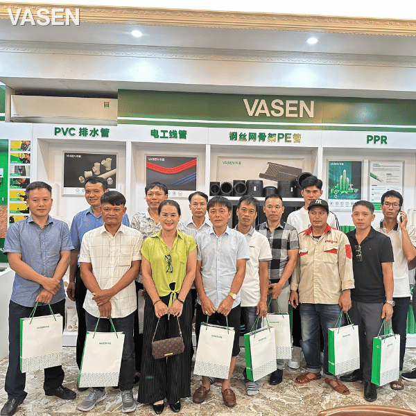 Hình ảnh giao lưu thợ điện nước và test áp