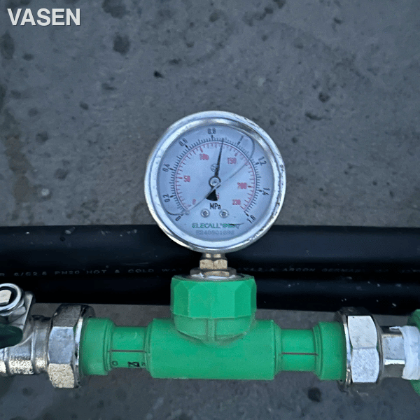 Hình ảnh giao lưu thợ điện nước và test áp